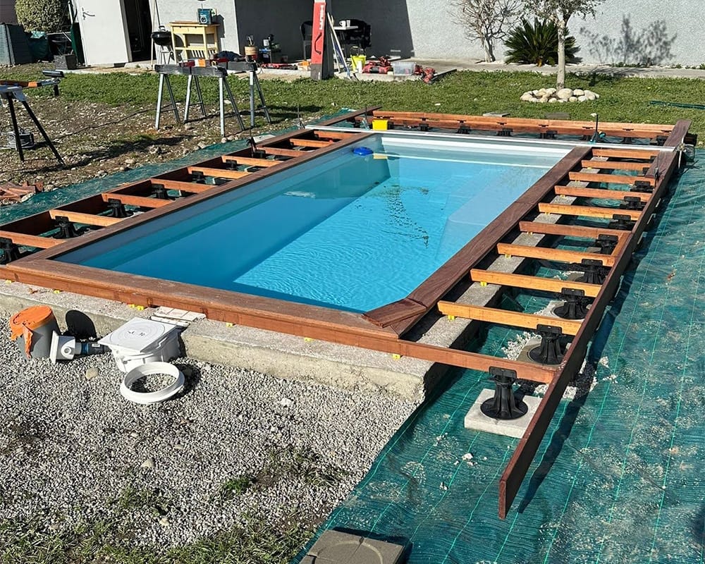 Terrasse de piscine sur plots à Toulouse