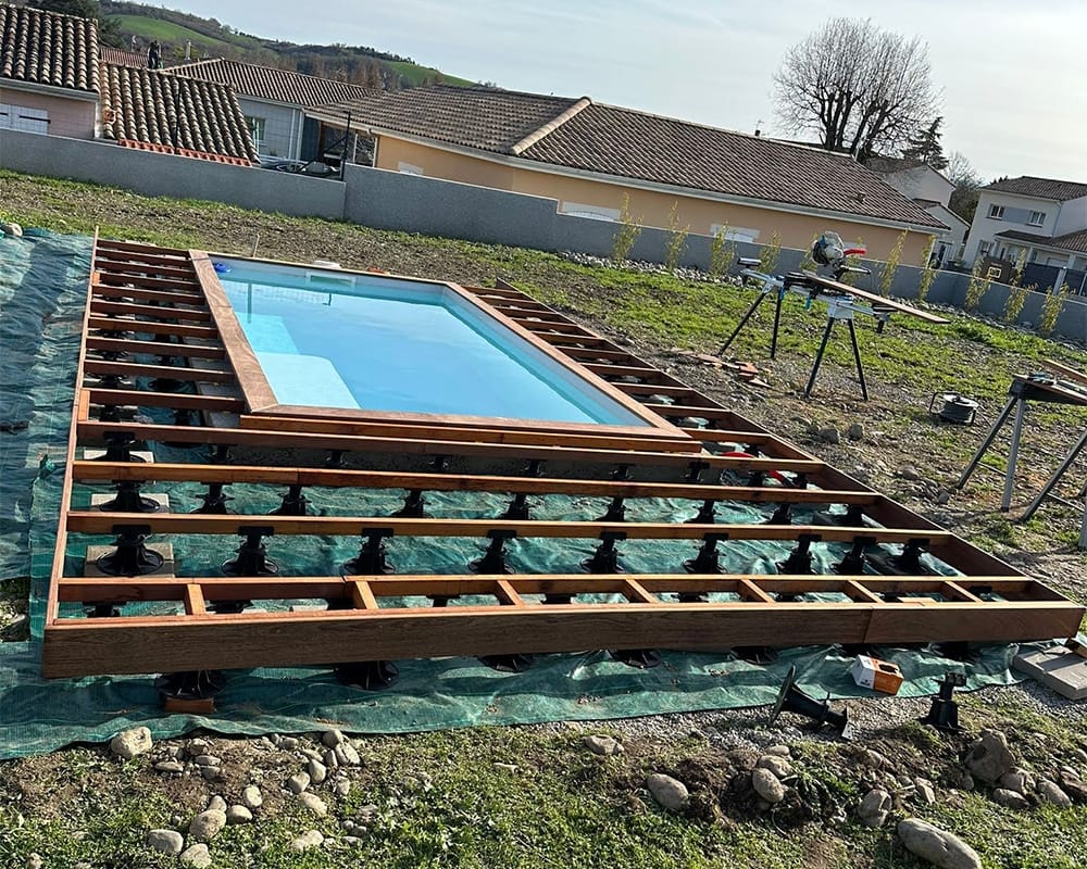Contour de piscine avec une terrasse sur plots à Toulouse